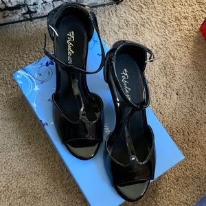 Fabulocious SZ 8 Black Leatherette Peep Toe Tstrap